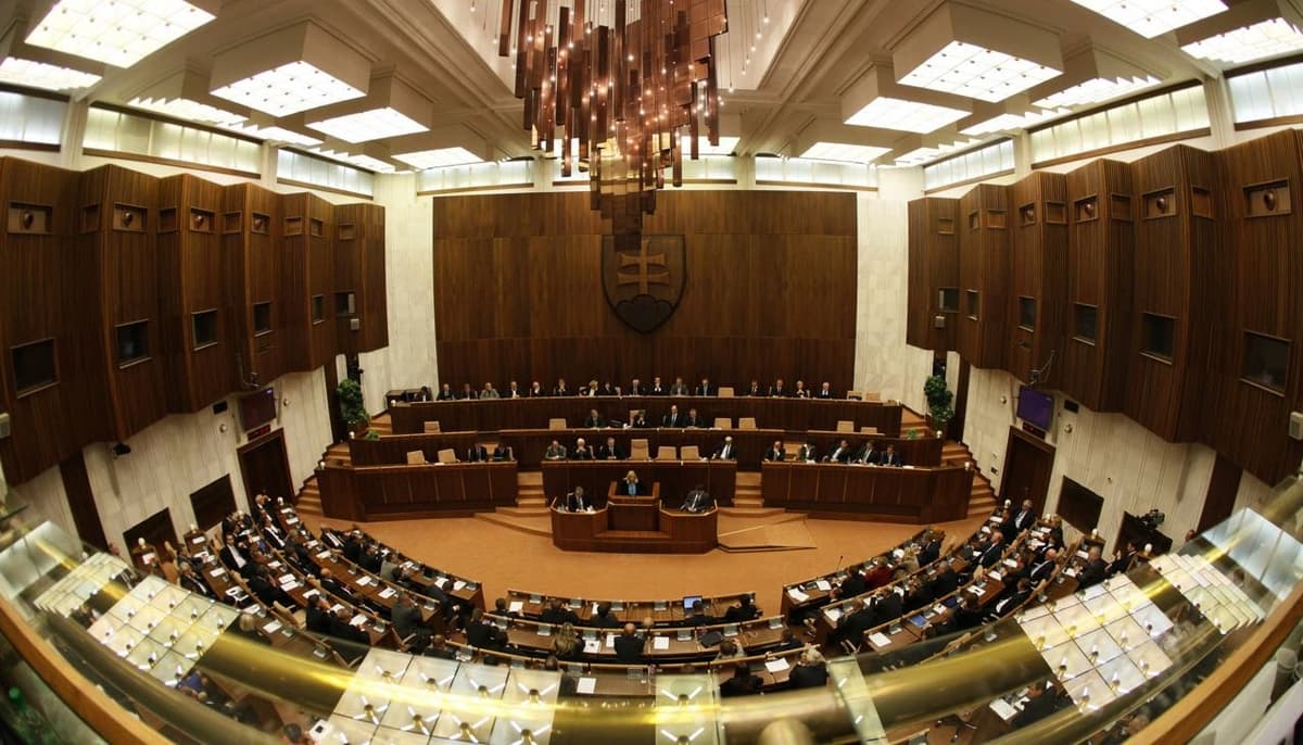 Slovakiyada deputatlar prezidentdan o‘zlari qabul qilgan qonunni imzolamasligini so‘rashdi