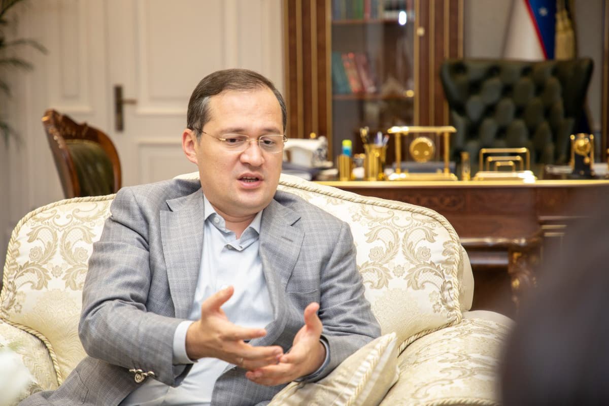 Komil Allamjonov blogerning telefonini olib qo‘ygan soliqchilarni tanqid qildi