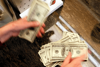 Saudiya Arabistonida dollarni qulatish fikridan voz kechildi