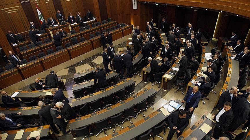 Livanda vazirlar va deputatlarning maoshi 50 foizga kamaytiriladi