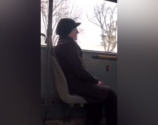 Видео: в Ташкенте водитель и кондуктор выгнали пенсионерку из автобуса