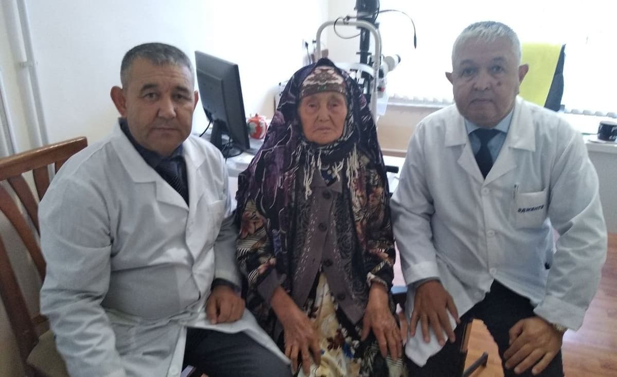 Qashqadaryoda katarakta tashxisi qo‘yilgan 103 yoshli momoning ko‘zlari davolandi