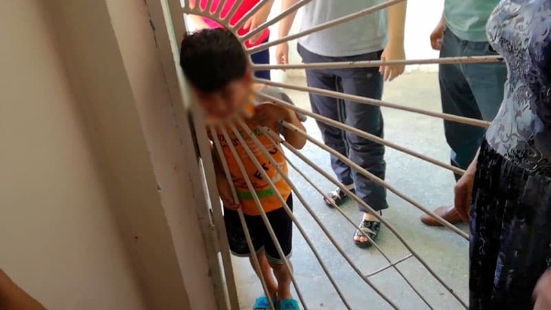 Navoiyda panjara orasiga boshi tiqilib qolgan 6 yoshli bola qutqarildi (video)