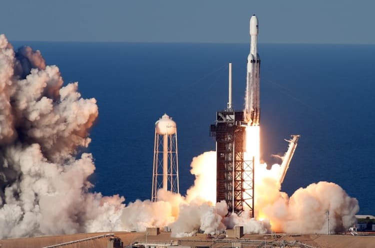 АҚШда Falcon Heavy ракетасининг илк тижорий парвози амалга оширилди