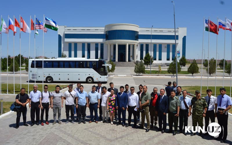 Xorijlik jurnalistlar «Navoiy» erkin iqtisodiy zonasi bilan tanishtirildi