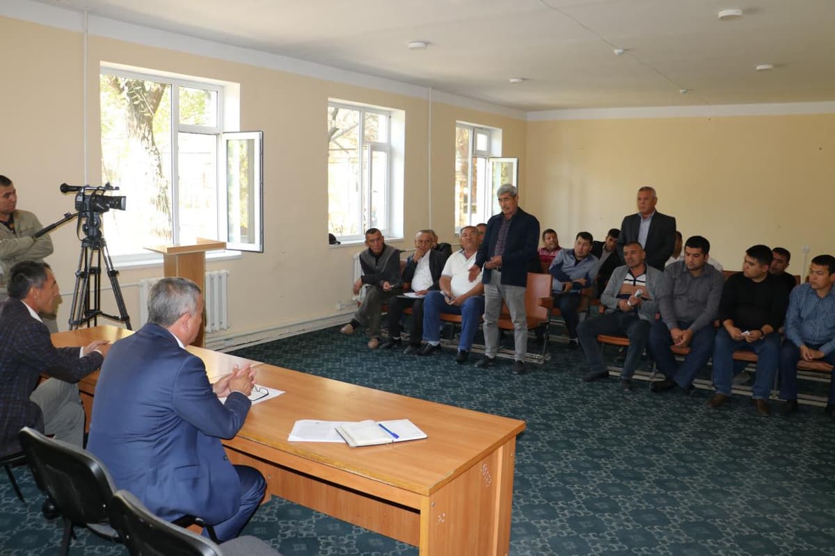 Sirdaryoda mikroavtobus haydovchilari hukumat qaroridan norozi. Transport vazirligi muammo bartaraf etilganini bildirdi