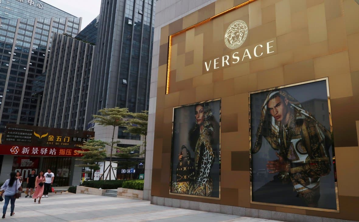 Versace modalar uyi Xitoydan “mustaqil” Hongkong va Makao uchun uzr so‘radi