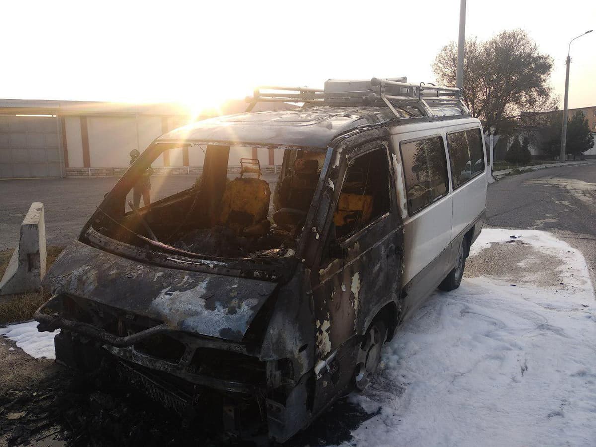 Sergelida mikroavtobus yonib ketdi