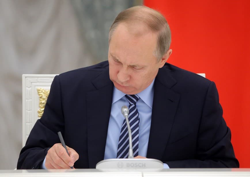 Путин подписал закон о суверенном рунете