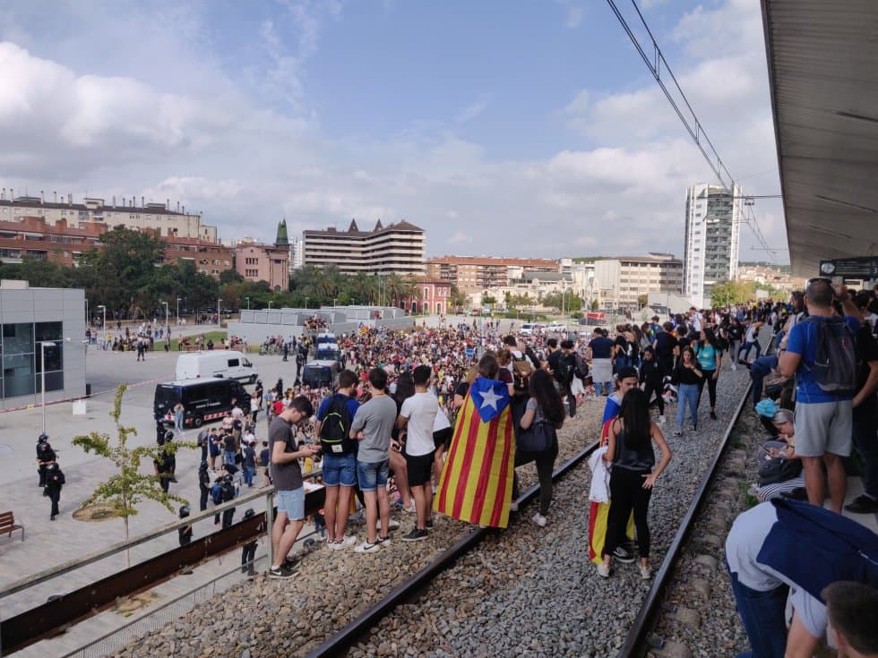 Kataloniya mustaqilligi tarafdorlari temir yo‘llarni to‘sib qo‘yishdi