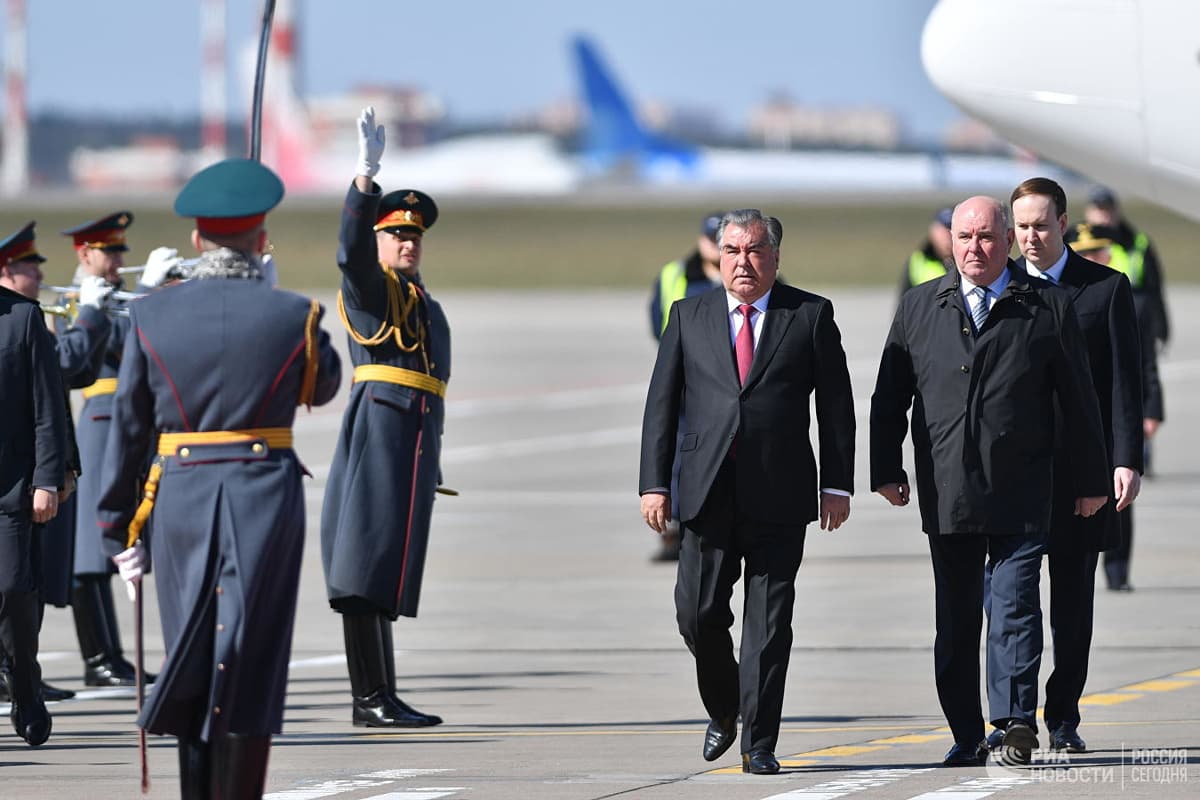 Tojikiston prezidenti rasmiy tashrif bilan Moskvaga keldi