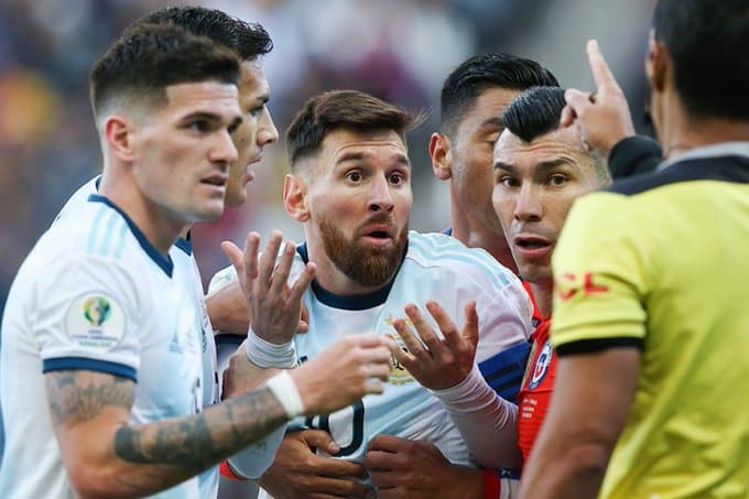 Messi Chiliga qarshi o‘yinda chetlatildi. Hakam undan qasd oldimi?