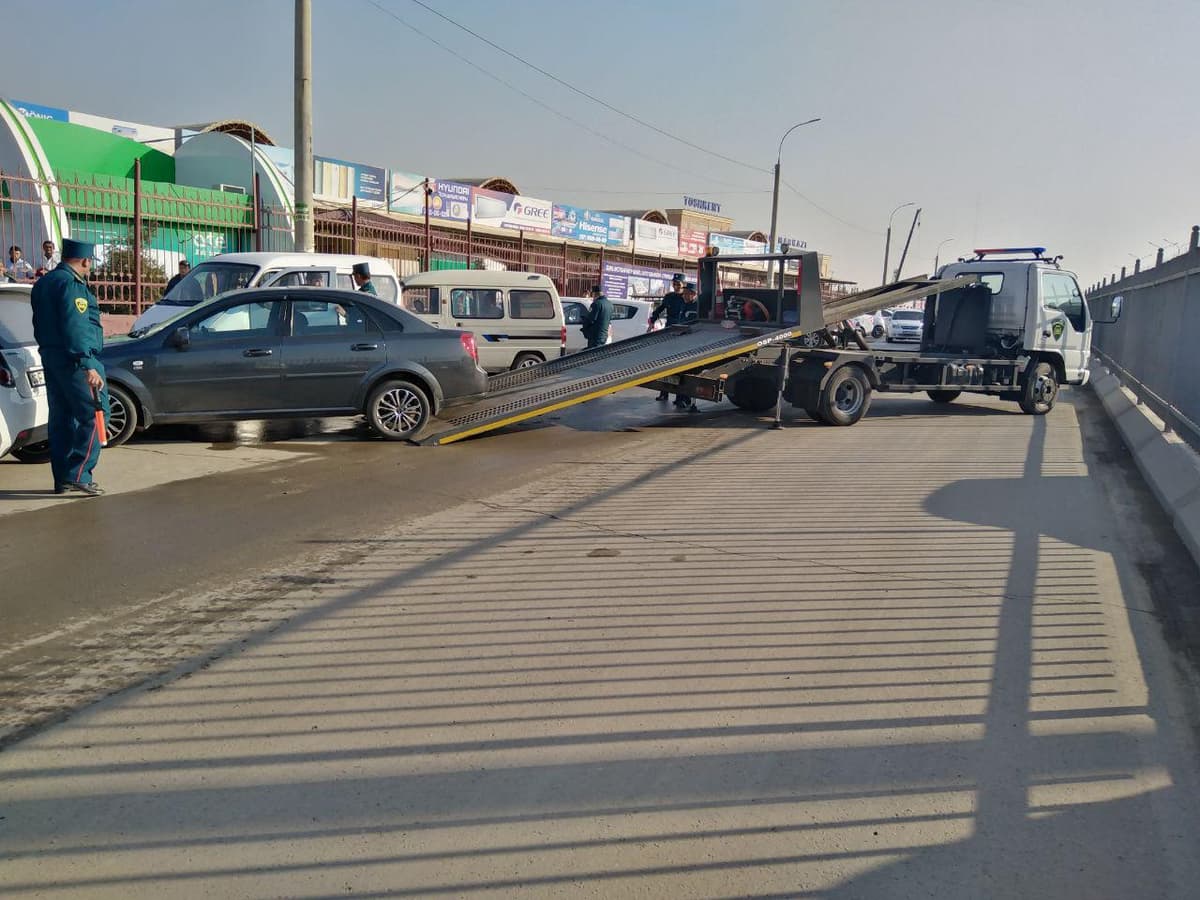 Toshkentdagi yirik bozorlar yaqinida noto‘g‘ri qo‘yilgan avtomobillarni evakuator orqali olib ketish boshlandi