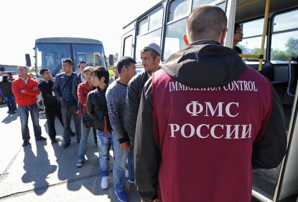 Rossiyada migrantlarga deportatsiya uchun xarajatlarni qoplash majburiyati yuklatilishi mumkin