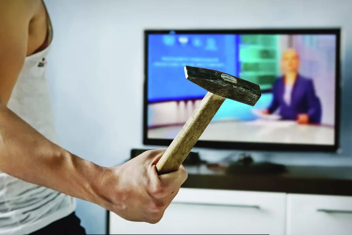 Turkiyadagi mehmonxonalardan birida mijozlarga idish va televizorlarni sindirish taklif etilmoqda