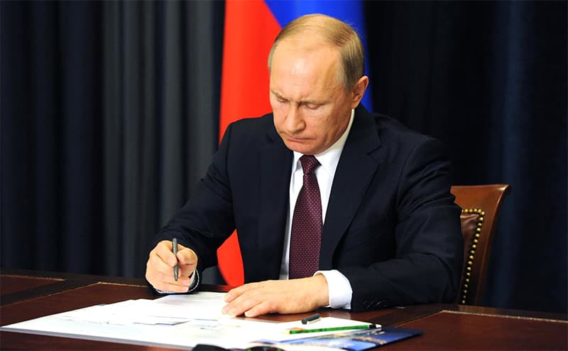 Путин ҳукуматни ҳурмат қилмайдиганлар жазоланиши назарда тутилган қонунни имзолади