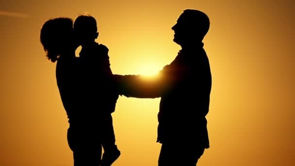 Erkak kishining oilasidan yiroqda bo‘lishi ajrimga ham sabab bo‘lyapti - Dildora Karimova