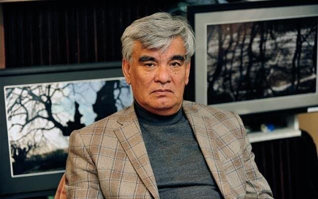 Usmon Azim: «O‘zbek tilida gapirishni xohlamaydigan namoyondalar unvonidan «O‘zbekiston» so‘zini olib tashlash kerak»