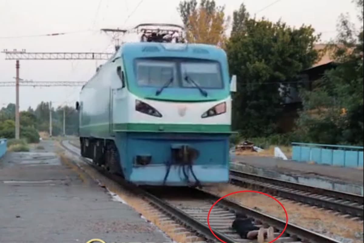 В ГУВД рассказали, почему блогер лег под движущийся электровоз