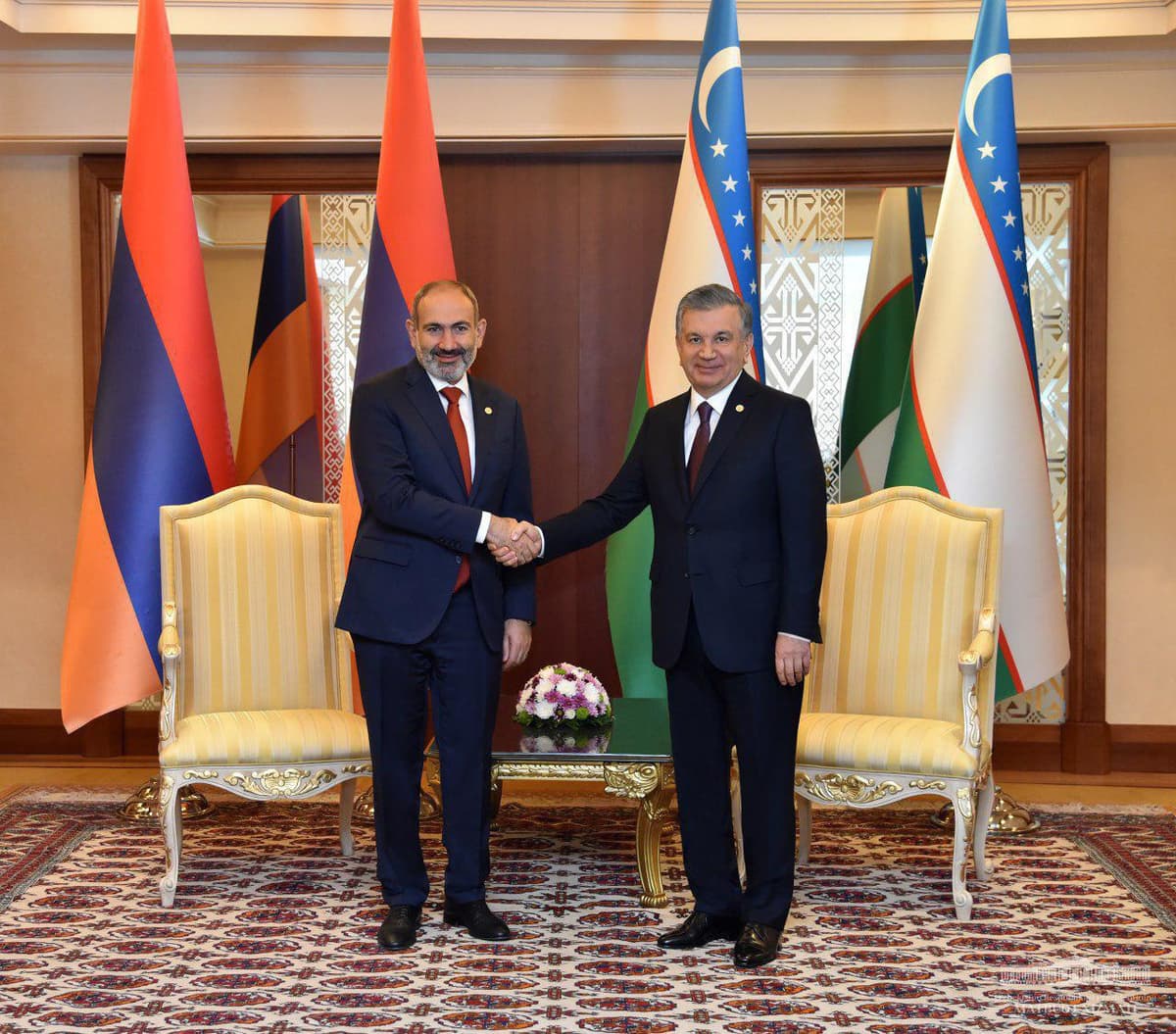Shavkat Mirziyoyev Ashxobodda Nikol Pashinyan bilan uchrashuv o‘tkazdi