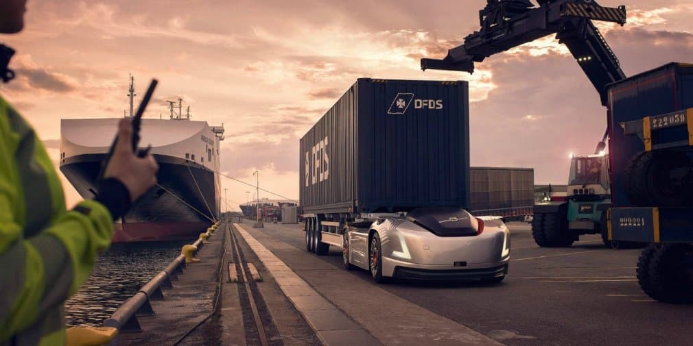 Volvo‘нинг кабинасиз юк машиналари контейнерлар ташимоқда (видео) 