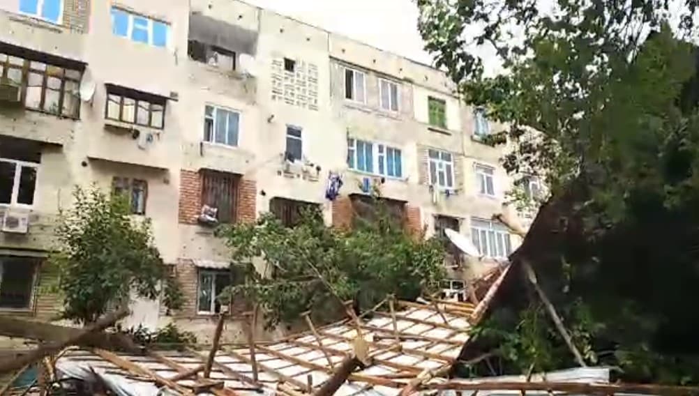 Video: Kuchli shamol Toshkentdagi ko‘p qavatli uylarning tomlarini uchirib ketdi