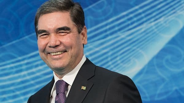 Turkmaniston prezidenti velosipedda o‘tirib to‘pponchadan o‘q otish mahoratini namoyish qildi 