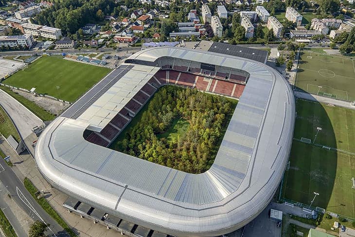Avstriyadagi futbol stadioni maydoniga daraxtlar ekildi