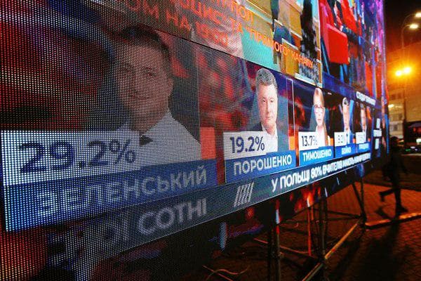 Poroshenko va Zelenskiy o‘rtasidagi debatlarga chiptalar sotish taklif qilindi