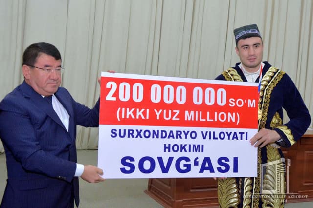 Regional khokim of Surkhandarya awards Bakhodir Jalolov 200 million soums cash
