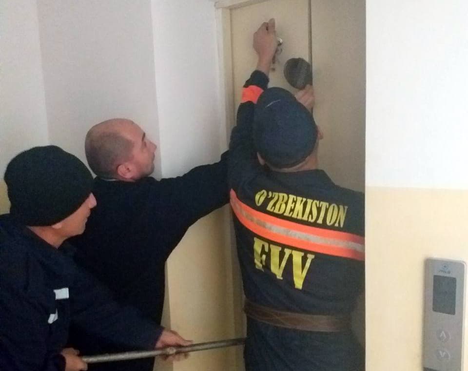 В Сурхандарье спасатели вызволили 4-летнего ребенка из сломанного лифта