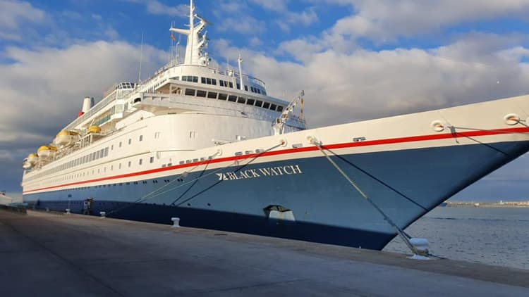 Sayyohlar kruiz laynerini yo‘nalishini o‘zgartirishga majbur qilishdi