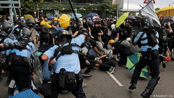 Hongkongda namoyishchilar va ularga qarshilar o‘rtasida to‘qnashuvlar yuz berdi