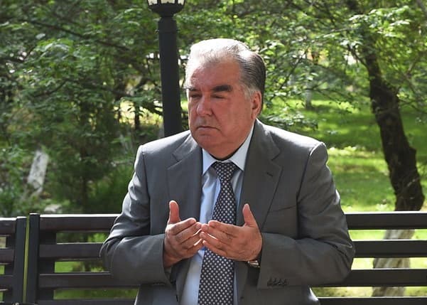 «Dabdabali dasturxon - millatga hurmatsizlik». Imomali Rahmon tojikistonliklarni Qurbon hayiti bilan tabrikladi 