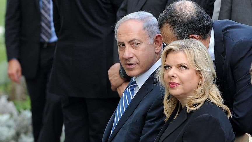 Netanyahuning rafiqasi Kiyevda samolyot yoniga olib chiqilgan non bo‘lagini yerga tashlab yubordi