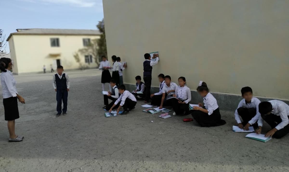 Qarshi tumanidagi maktabda dars asfalt ustida o‘tkazilgan. Tuman hokimligi voqea sababini izohladi