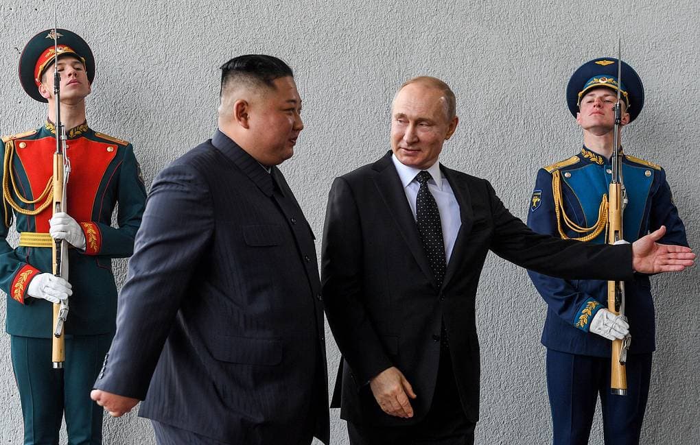 Putin Kim Chen Inni kutib oldi. Yetakchilar yopiq eshiklar ortida muzokara o‘tkazdi
