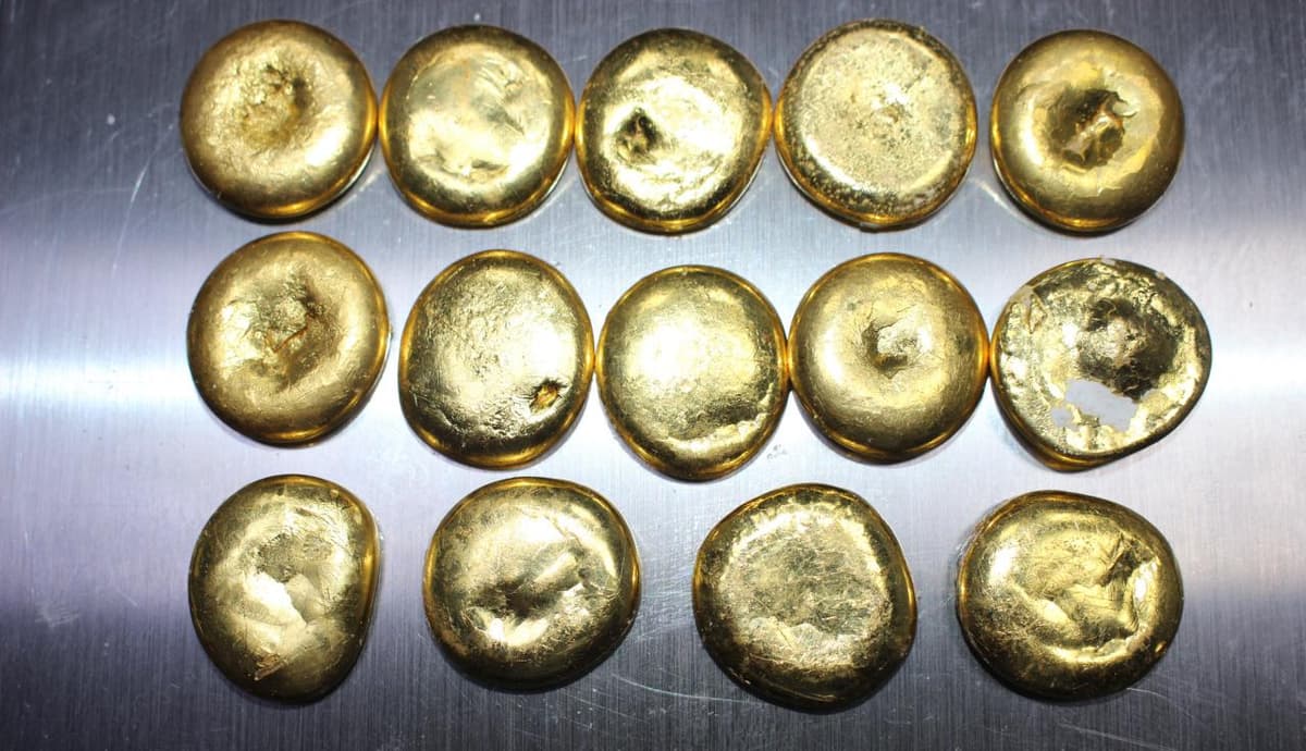 Yarim kilogrammga yaqin quyma tillalarni tanasiga yashirib olib o‘tishga uringan shaxs to‘xtatib qolindi