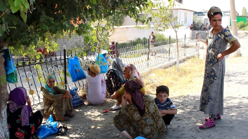 «O‘z nonimizni o‘zimiz topamiz». Tojikistondagi mardikor bozordagi ayollar qismati 