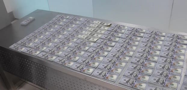 Yekaterinburgda deklaratsiyalanmagan 19 ming dollarni olib chiqib ketmoqchi bo‘lgan o‘zbekistonlik ushlandi