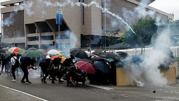 Hongkong politsiyasi namoyishchilarni tarqatishda travmatik qurol qo‘lladi