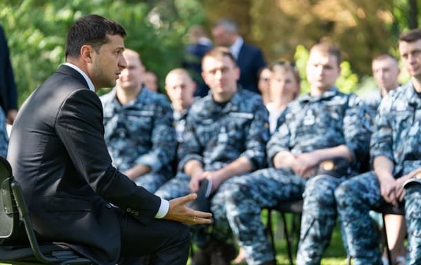 Zelenskiy ozod qilingan dengizchilar bilan uchrashdi
