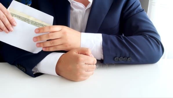 В Фергане сотрудник политехнического института попался на взятке