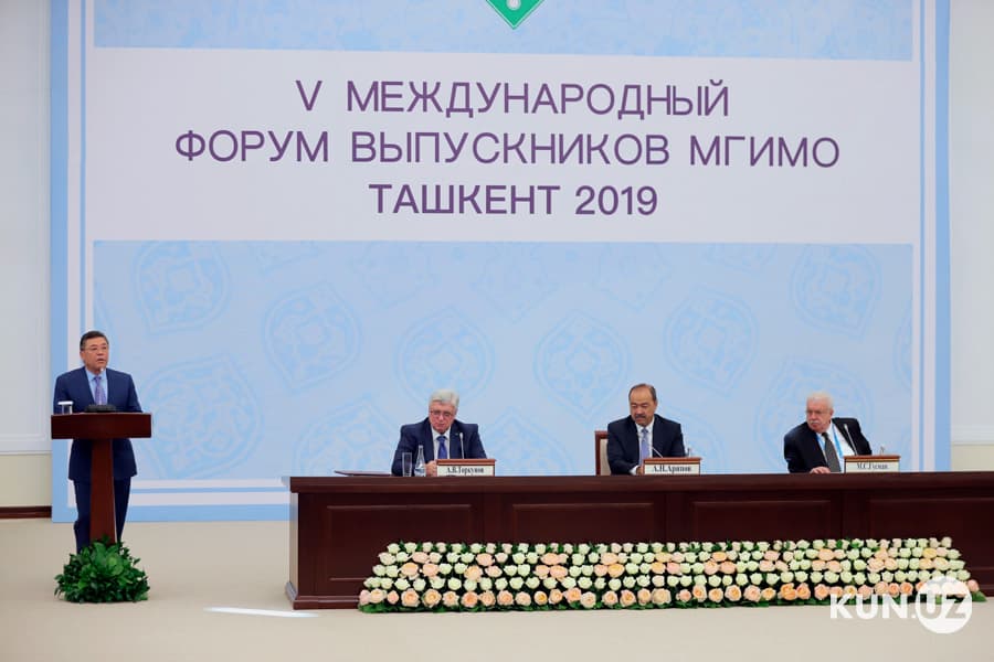 Шавкат Мирзиёев поприветствовал участников V международного форума выпускников МГИМО