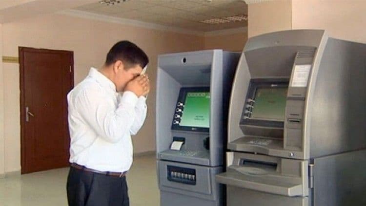 В Туркменистане показали, как люди получают деньги из банкоматов