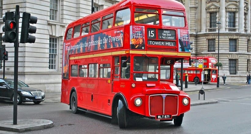 Londonning mashhur avtobusi nega aynan qizil rangda va ikki qavatli?