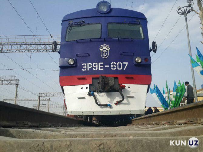 Движение восьми поездов приостановлено из-за ЧП в Арыси 