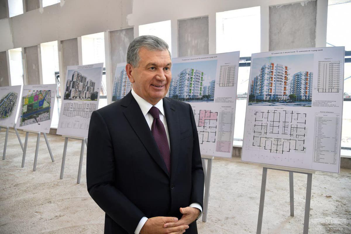 Shavkat Mirziyoyev Nukusda qurilayotgan Prezident maktabi bilan tanishdi