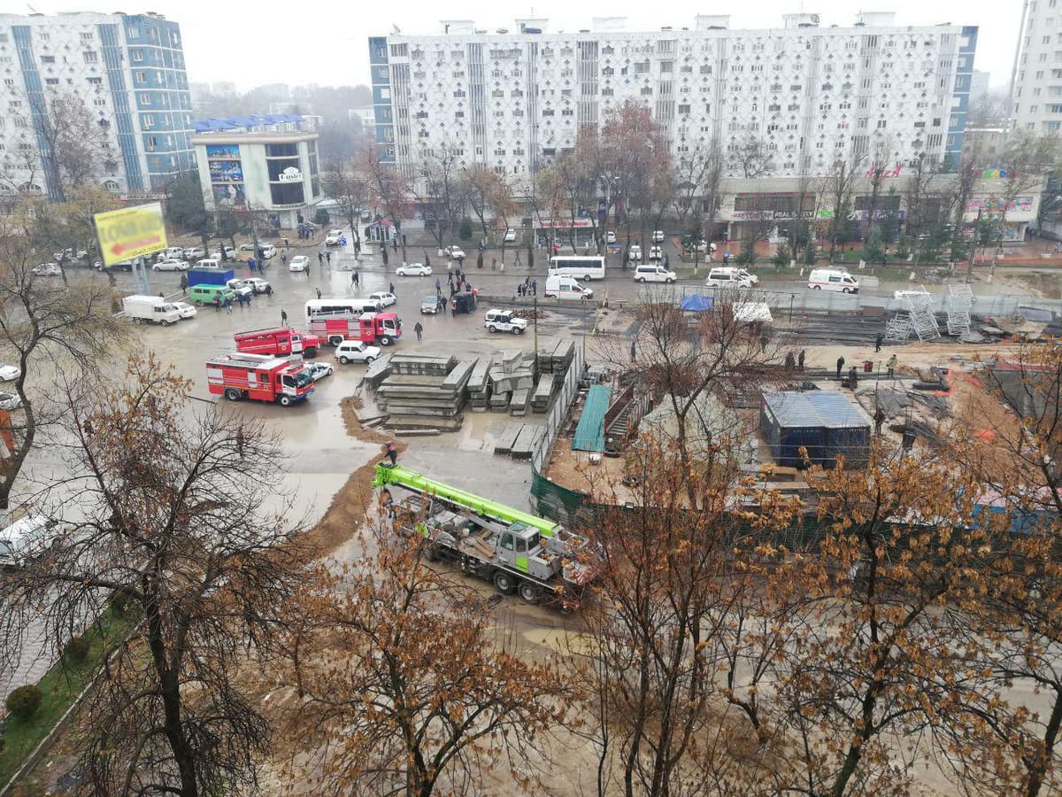 При строительстве метро в Ташкенте обвалился грунт. Возможно, несколько человек оказались под завалом