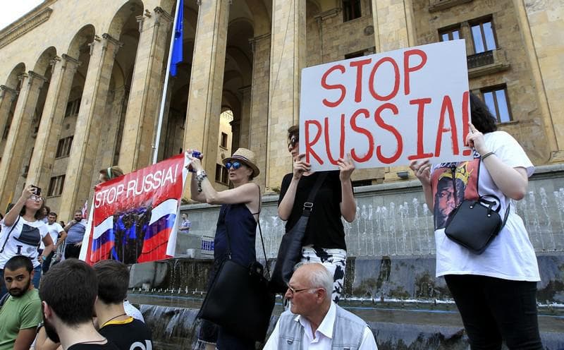 Putin Gruziyaga parvozlarni taqiqladi va u yerdan barcha rossiyaliklarni olib chiqishni buyurdi